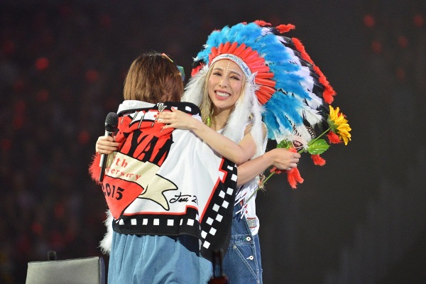 「加藤ミリヤ10周年ツアーレポート到着、横浜アリーナでファンに感謝のキス 」1枚目/5