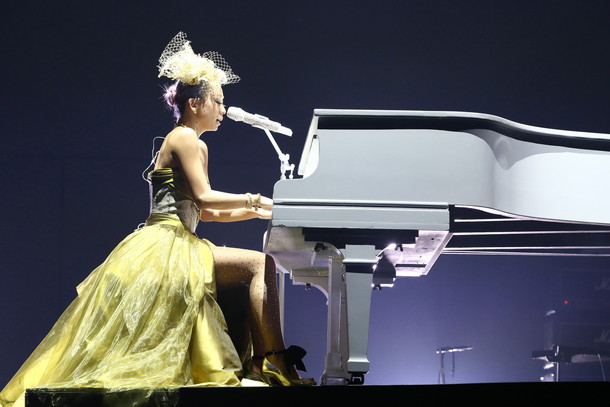 「倖田來未 上空からベンツで登場「攻めの姿勢を忘れないのが倖田來未」体現する15周年ツアー千秋楽 最後は「walk」涙の熱唱」1枚目/4