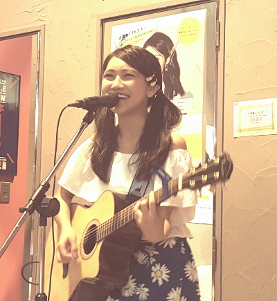 「井上苑子×WEGOコラボイベント開催、ファンとの双子コーデも」1枚目/3