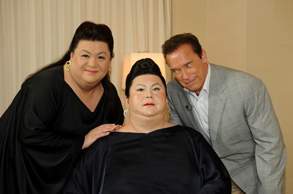 「マツコロイドがシュワルツェネッガーに、まさかのインタビュー「この収録はスパイシー！」」1枚目/2