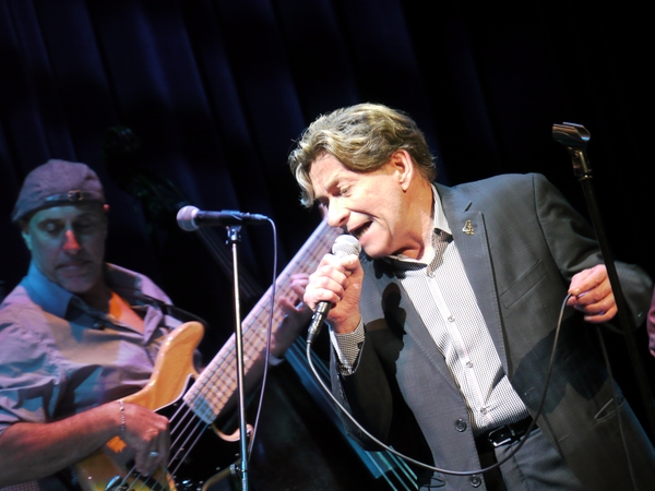 「もはや定番のシックでアダルトなステージ。ボビーのロマンティックな歌声で真夏の宵をゴージャスにくつろいで。」1枚目/6