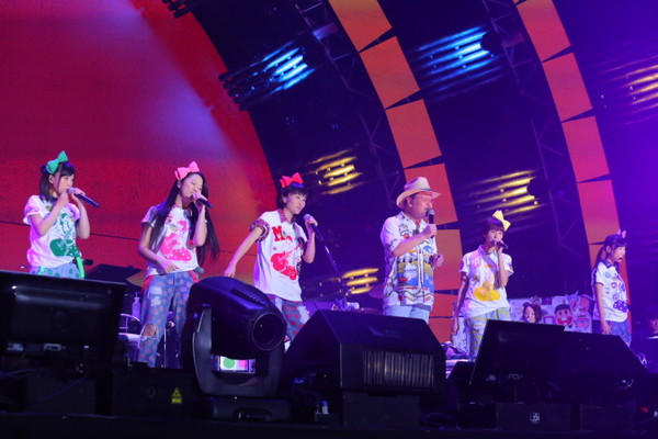 「ももクロとなぎら健壱（Photo：Ayumi Fujita）」2枚目/13