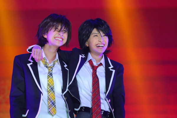 「修二と彰に扮するももたまい（Photo：Ayumi Fujita）」7枚目/13