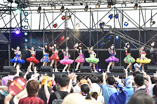 「チームしゃちほこ【ZIP！夏まつり】レポート：樽美酒メイクで金爆とステージ乱入合戦」1枚目/12