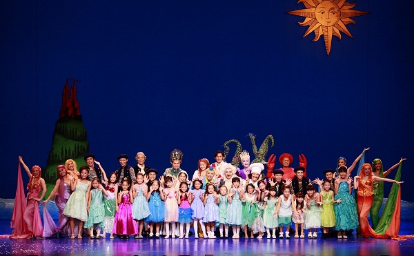 「劇団四季『リトルマーメイド』のカーテンコールに、リトルアリエルが登場」1枚目/1