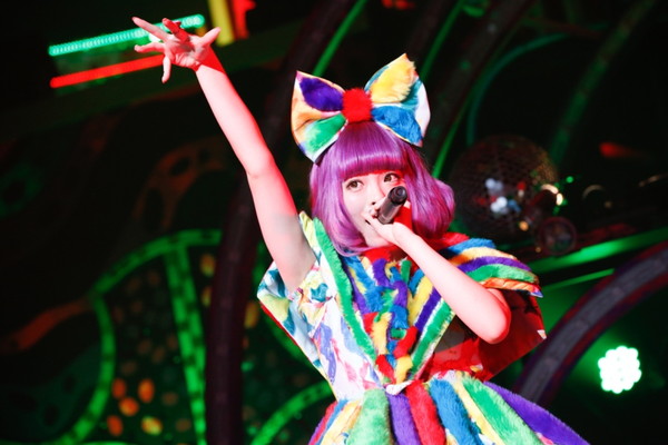 「きゃりーぱみゅぱみゅ 全国ホールツアーがスタート、これまでと一味違うナイトクラブ風の妖艶な世界観に」1枚目/4