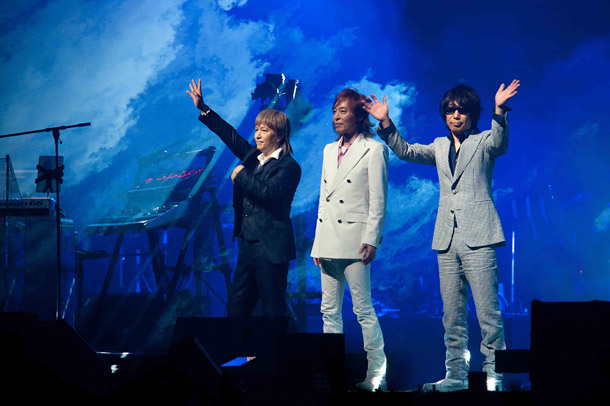 「TM NETWORK 30周年FINAL公演より「RHYTHM RED BEAT BLACK」（ハウス食品『O&#039;ZACK』CMソング）公開」1枚目/2