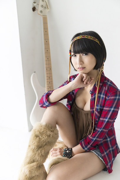 「Gacharic Spin ビキニ姿のFチョッパーKOGA『ベース・マガジン』表紙彩る ベースシーンの新アイコンへ!?」1枚目/3