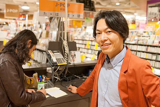 「TOWER RECORDS 梅田NU茶屋町店でポップを書く松尾よういちろうとヒロヒサカトー」2枚目/39