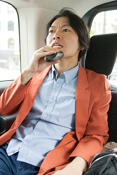 「移動中にヒゲを剃る松尾よういちろう」6枚目/39