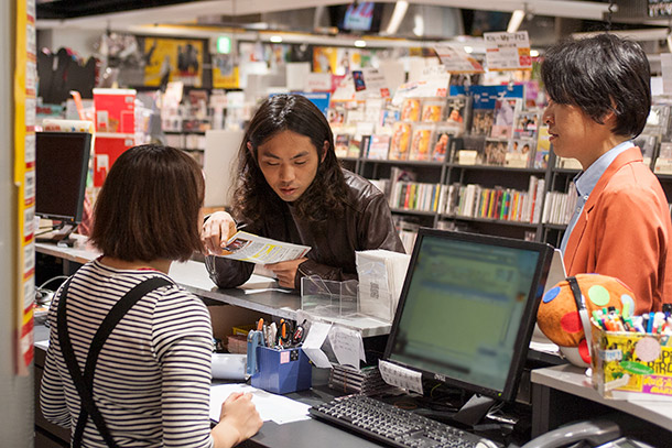 「続いてTOWER RECORDS 難波店へ挨拶に訪れる井乃頭蓄音団」7枚目/39