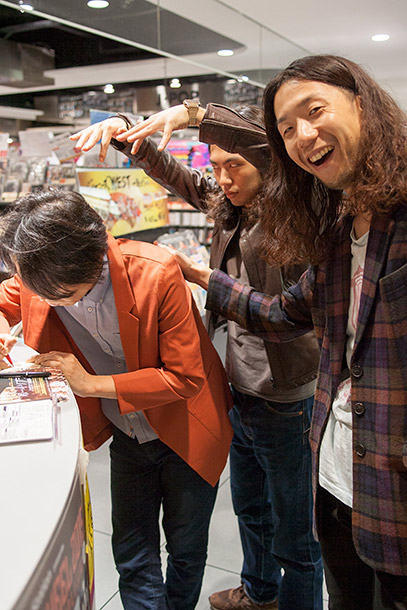 「TOWER RECORDS 難波店用のポップを書く松尾よういちろう、を裏で操るヒロヒサカトーと大貫真也」8枚目/39