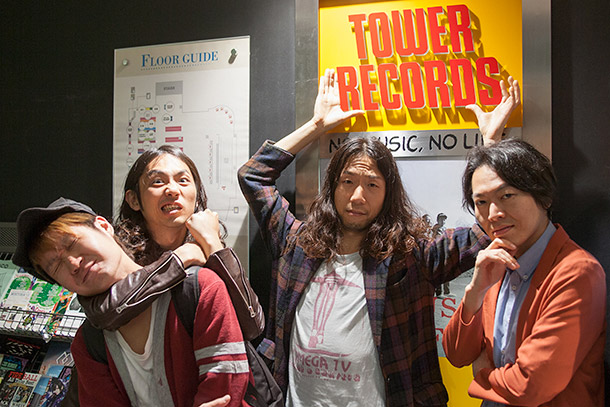 「TOWER RECORDS 難波店の前で記念撮影する井乃頭蓄音団」10枚目/39