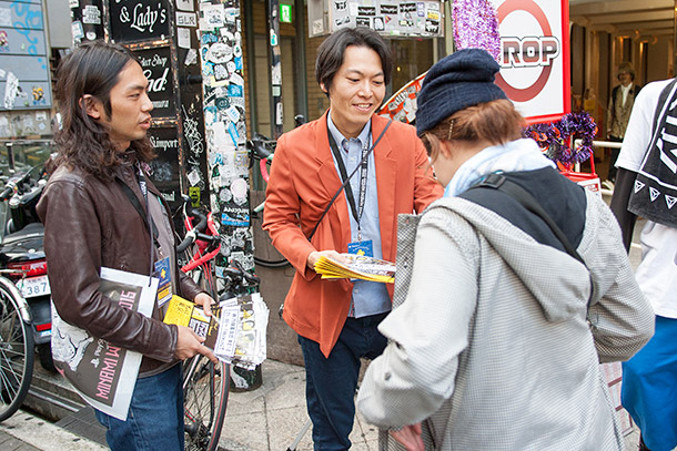 「【MINAMI WHEEL 2015】会場付近でチラシを配る松尾よういちろうとヒロヒサカトー」11枚目/39