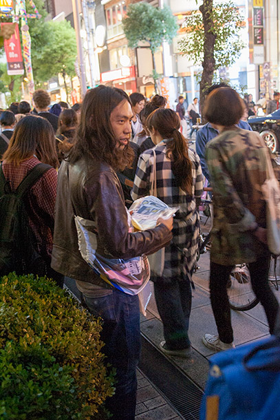 「夕暮れ時になってもチラシを配りまくるヒロヒサカトー」13枚目/39