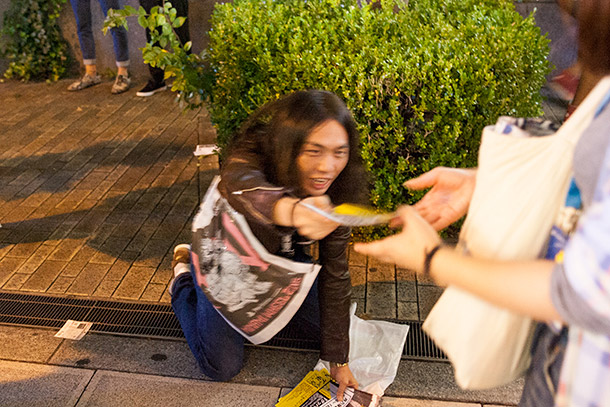 「懇願するようにチラシを渡し始めたヒロヒサカトー」16枚目/39