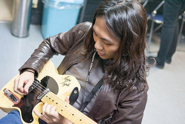 「本番直前、楽屋で楽器をチェックするヒロヒサカトー」17枚目/39