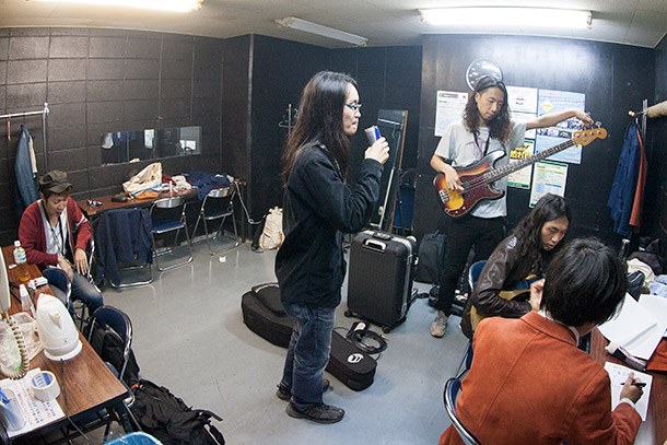 「本番直前の井乃頭蓄音団 with ベントラーカオル」20枚目/39