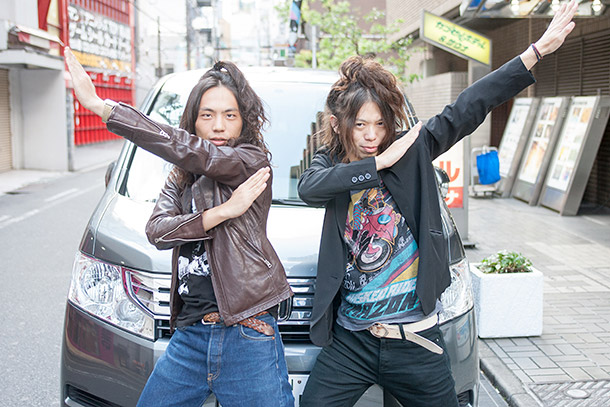 「翌朝、機材車のバッテリーが上がってしまい、噂を聞きつけた大内ライダー（from 夏の魔物、科楽特奏隊）とヒロヒサカトー」37枚目/39