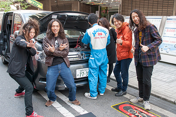 「駆けつけてくれたロードサービスと一緒に記念撮影」38枚目/39