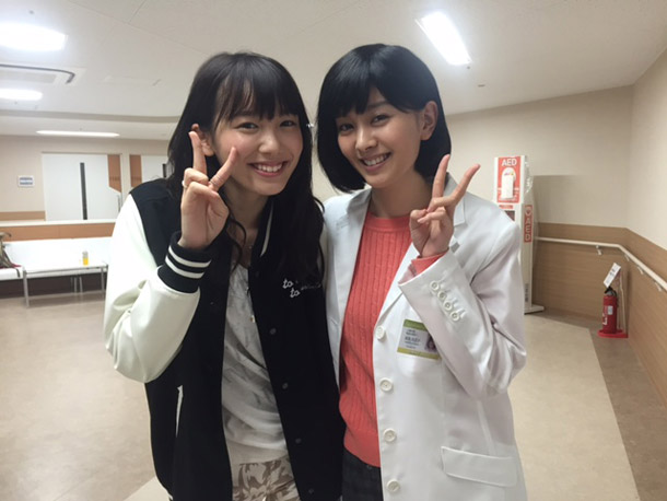 「石橋杏奈×飯豊まりえ『無痛～診える眼～』美人過ぎる2ショットが話題に」1枚目/2