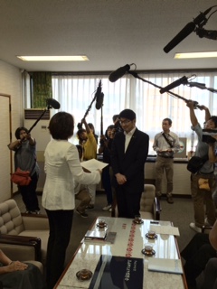 「長崎市長へ親書を渡す指揮者の西本智実」4枚目/4