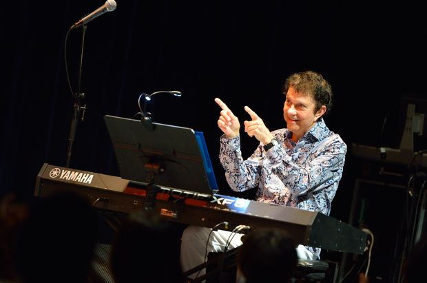 「クロスオーバー・ミュージックの先駆者が奏でる斬新なサウンドを満喫する晩秋の夕べ。デオダートの才能を再確認しながら、今宵は都会の摩天楼を堪能して。」1枚目/7