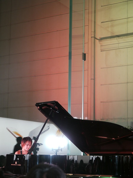 「ユジャ・ワンがアップルストアに登場、「好きなファッションは、自分に自信を持たせてくれる」」1枚目/7