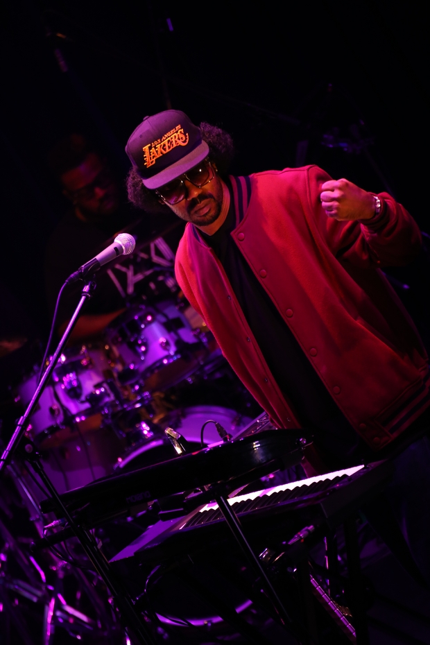 「21世紀のブギー・ミュージックを牽引するデイム・ファンク。ダンサブルでメロウなサウンドに身を委ねて、今宵は少しエロティックな夜を――。」1枚目/9