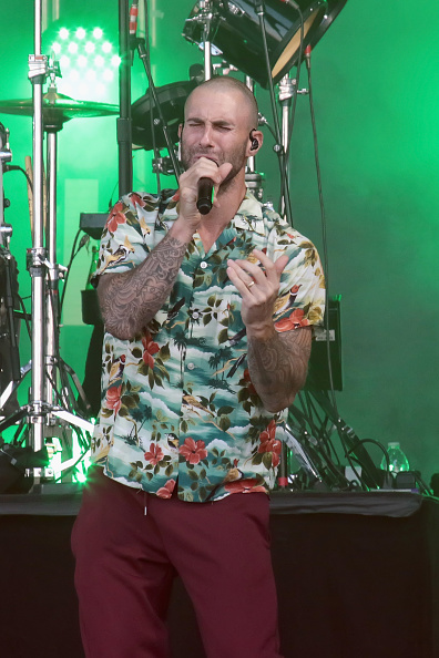 「アダム・レヴィーン、背中一面に入れた巨大マーメイドのタトゥーを公開」1枚目/1