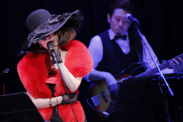 野宮真貴、Billboard LIVEにて“フレンチ渋谷系”を歌う。ミュージック、カクテル、ファッション…視覚や味覚でも楽しめる大人のエンターテイメントを披露