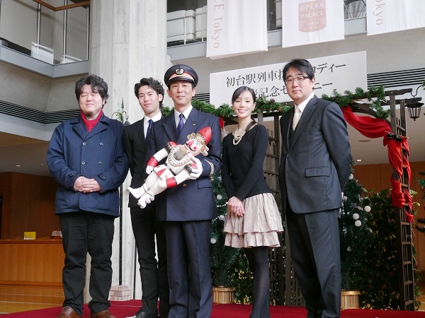 「新国立劇場×京王線最寄駅がコラボ、オペラやバレエの名曲がホームに」1枚目/2