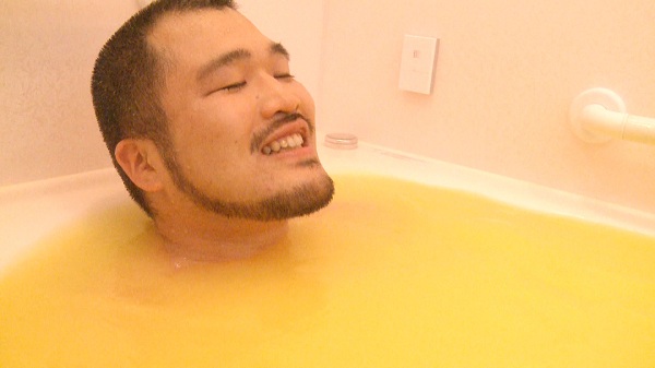 「クマムシが特別なバスタイムをあげる♪　あったか入浴剤を開発する動画が公開」1枚目/3