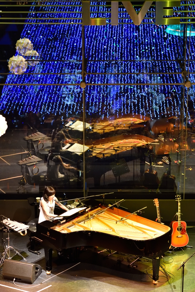 「みんな大感激！ 岸谷 香のシックでハッピー・オーラみなぎるステージに“参加”して、観客は過ぎ行く2015年を元気に駆け抜けていく！」1枚目/8