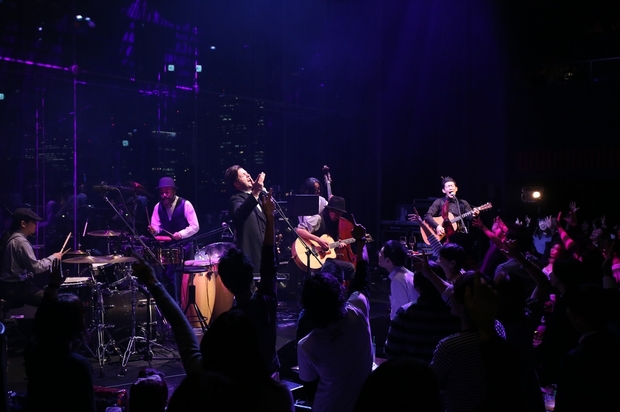 「OAU、ラグジュアリーなクリスマスライブにTOSHI-LOW「夢がある」＆名曲カバーも」1枚目/21