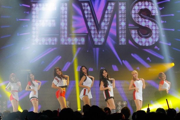 「AOA ファンにハグ、足かけ……セクシー全開の初単独公演 西野カナ/宇多田ヒカル/松浦亜弥のカバーも」1枚目/2