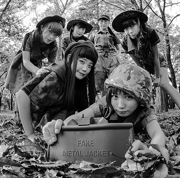「BiSH 2ndアルバム『FAKE METAL JACKET』詳細＆ミリタリー調の新ビジュアル公開」1枚目/2