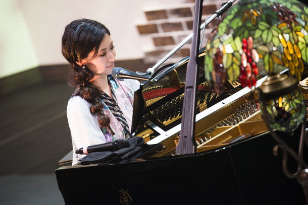 「大塚 愛 RIP SLYMEカバーやインストも盛り込んだ弾き語りライブ ステージ上でファンと談笑も……そして【COUNTDOWN JAPAN】へ」1枚目/8
