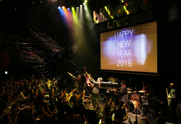 「「Let It Whip」から「Uptown Funk」へ。新旧の名ファンク・ナンバーで2016年の幕開けを飾ったカウントダウン・ライブ」1枚目/11