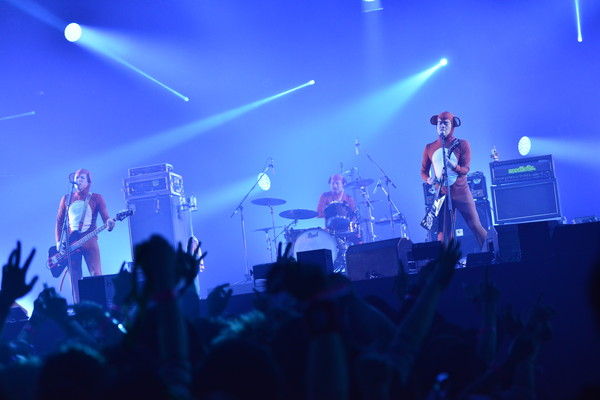 「【CDJ 15/16】4日目レポート！10-FEETの最強にハッピーなカウントダウン！新年を祝うべくMAN WITH A MISSIONもゲストで登場」1枚目/3