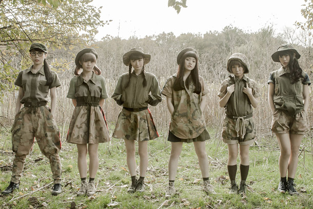 「BiSH 命懸けの逃亡劇……映画『フルメタル・ジャケット』彷彿させるMV公開」1枚目/1