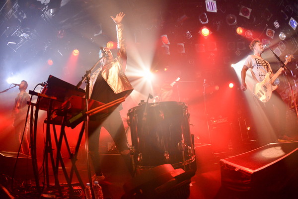 「ウォーク・ザ・ムーン、来日公演が大盛況で終了！ バンドのポップ愛＆ダンス愛が溢れるショウで“黙って”「レッツ・ダンス」!!」1枚目/10