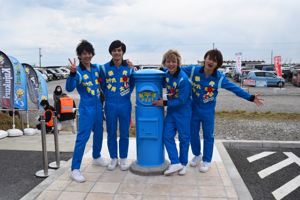 「DISH//　九十九里町「青い丸型郵便ポスト」設置式で両親への感謝の手紙を投函！」1枚目/5