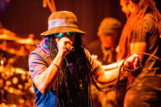 「観客とアーティストが一体になるマキシ・プリーストの熱いステージ。今日は寒さに立ち向かう元気をマキシからもらう、飛びっきり特別な夜。」1枚目/11