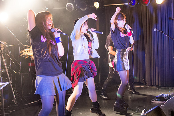 「Booing!!!、音楽とアイドルとサッカー融合するイベントで盟友 関谷真由と「サマーライオン」熱唱」1枚目/8