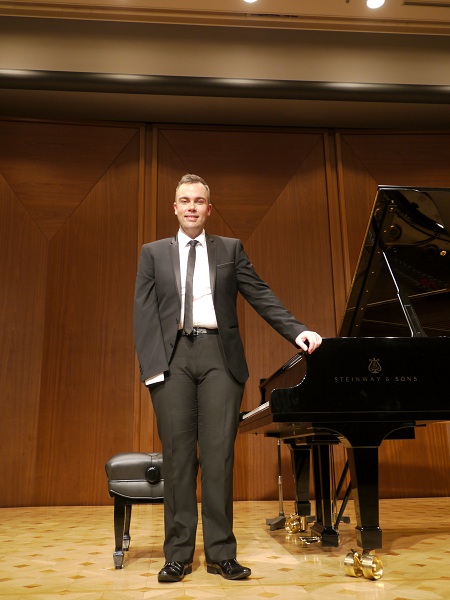 「左手のピアニスト、ニコラス・マッカーシーのショウケース開催、「否定的なメッセージは、視点を変えればポジティブにできる」」1枚目/2