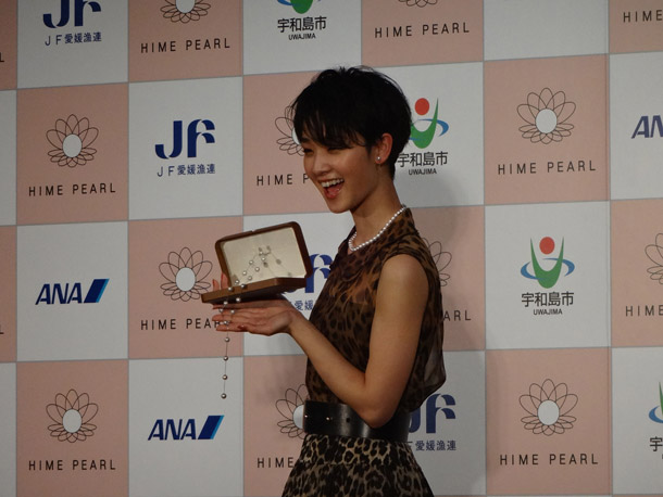 「剛力彩芽 ヒョウ柄ワンピース姿でベストパールプリンセス授与「大人の女性に一歩近づけた」」1枚目/1