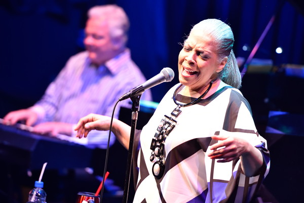 「エレガントでエネルギッシュなピュア・ヴォイス。今宵はパティの“媚薬”のような歌声を親密な人と一緒に堪能して。」1枚目/11