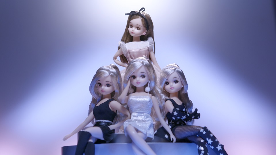 大人っぽい衣装での撮影にドキドキ!? リカちゃんが憧れの