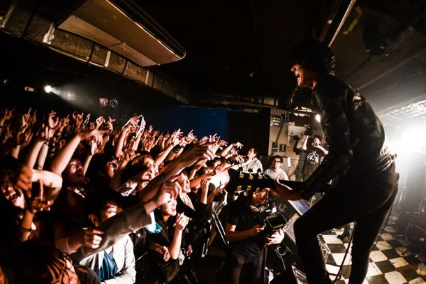 「a flood of circle ツアーを前にSCOOBIE DOを迎えスペシャアプリで生配信」1枚目/1